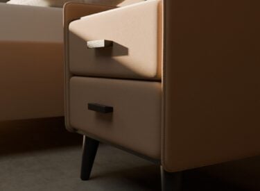 braunes Lattenrostbett mit nachtkästchen