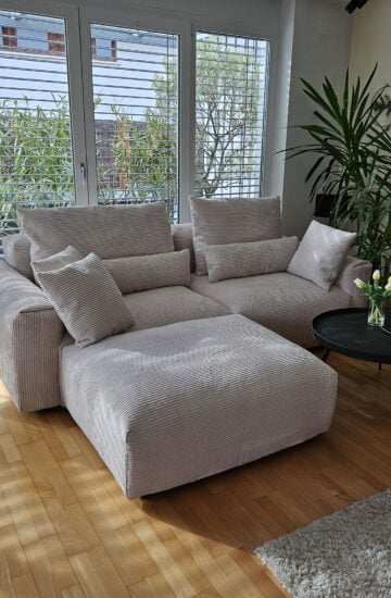 Modulares-beiges-Sofa-mit-Longchair
